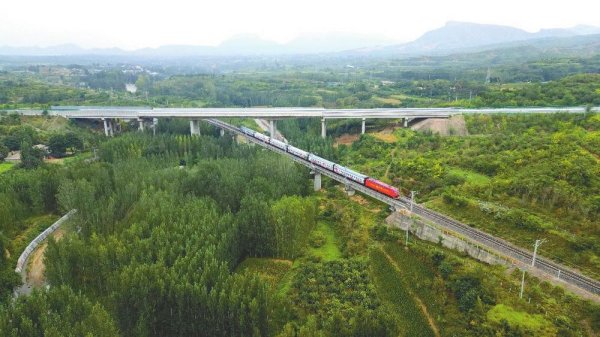 金赢中心 “抗大号”铁路客运列车开始试运行